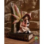 Bougeoir figurine fée assise sur le livre Fairy World