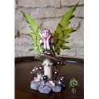 « Xénia », fée de l'été, une figurine des « Fées rêveuses »
