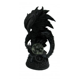 Figurine de dragon lumineux perché sur un rocher