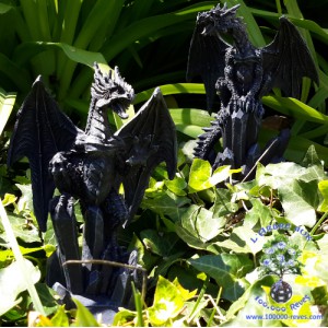 2 figurines de dragons sur des cristaux