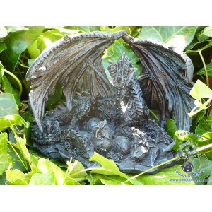 Figurine d'une mère dragon veillant sur son nid