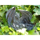 Figurine d'un dragon allongé dans son nid