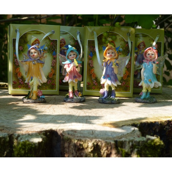 4 petites figurines des fées miniatures et leur petit sac