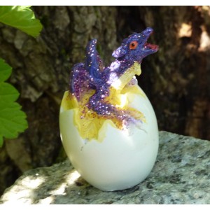 Bébé dragon violet, un mini dragon dans son œuf