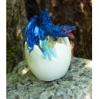 Bébé dragon bleu, un mini dragon dans son œuf