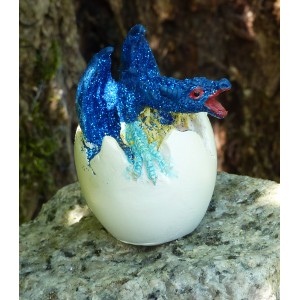 Bébé dragon bleu, un mini dragon dans son œuf