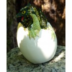 Bébé dragon vert, un mini dragon dans son œuf
