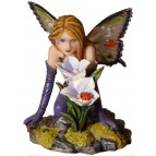 Figurine de fée violette accroupie avec une coccinelle