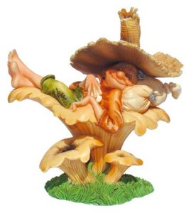 Sieste sur la girolle, figurine de lutin de Pascal Moguérou