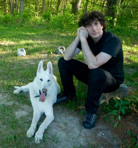 Neil Gaiman et son chien Cabal en juin 2009 Neil Gaiman, auteur de Coraline et de l'étrange vie de Nobody Owens