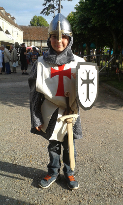 Un petit chevalier protège le festival Les Lithaniennes