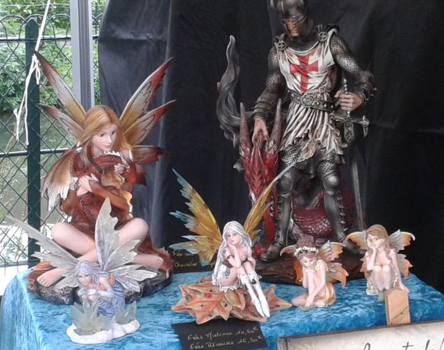 Figurines de fées, figurines de chevaliers, figurines de dragons