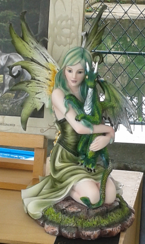 Figurine de la fée au dragon vert