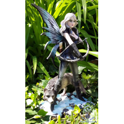 Figurine d'une fée guerrière avec son loup