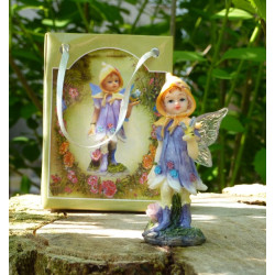Fée miniature violette et son abeille féerique