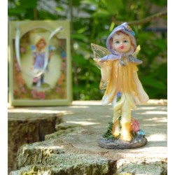 Fée miniature jaune et son papillon