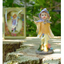 Fée miniature jaune et son papillon